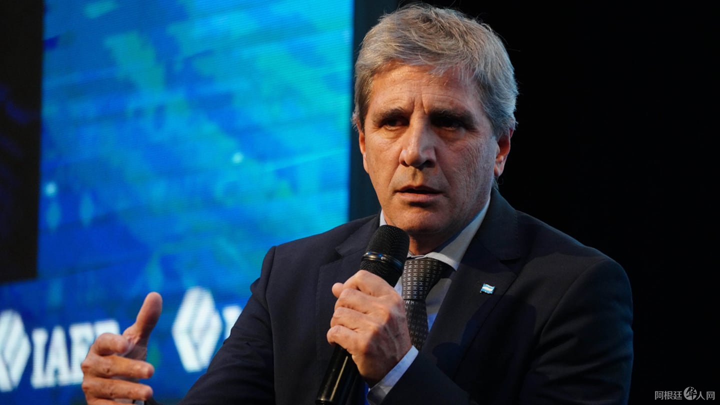 el-ministro-de-economia-luis-caputo-confirmo-que-el-gobierno-avanzara-hacia-un-esquema-en-el-que-pesos-y-dolares-convivan-sin-restricciones-foto-na-BIKAA4DCJRFBBNQHJB35IU6QTY